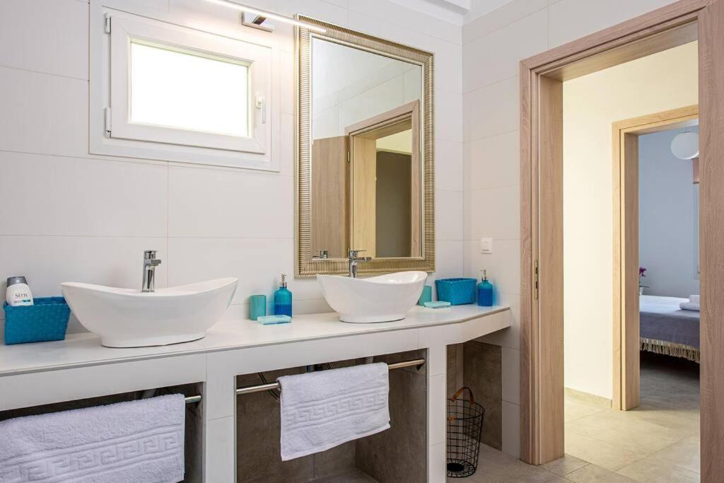 Amazing Seafront Suite Ierápetra エクステリア 写真